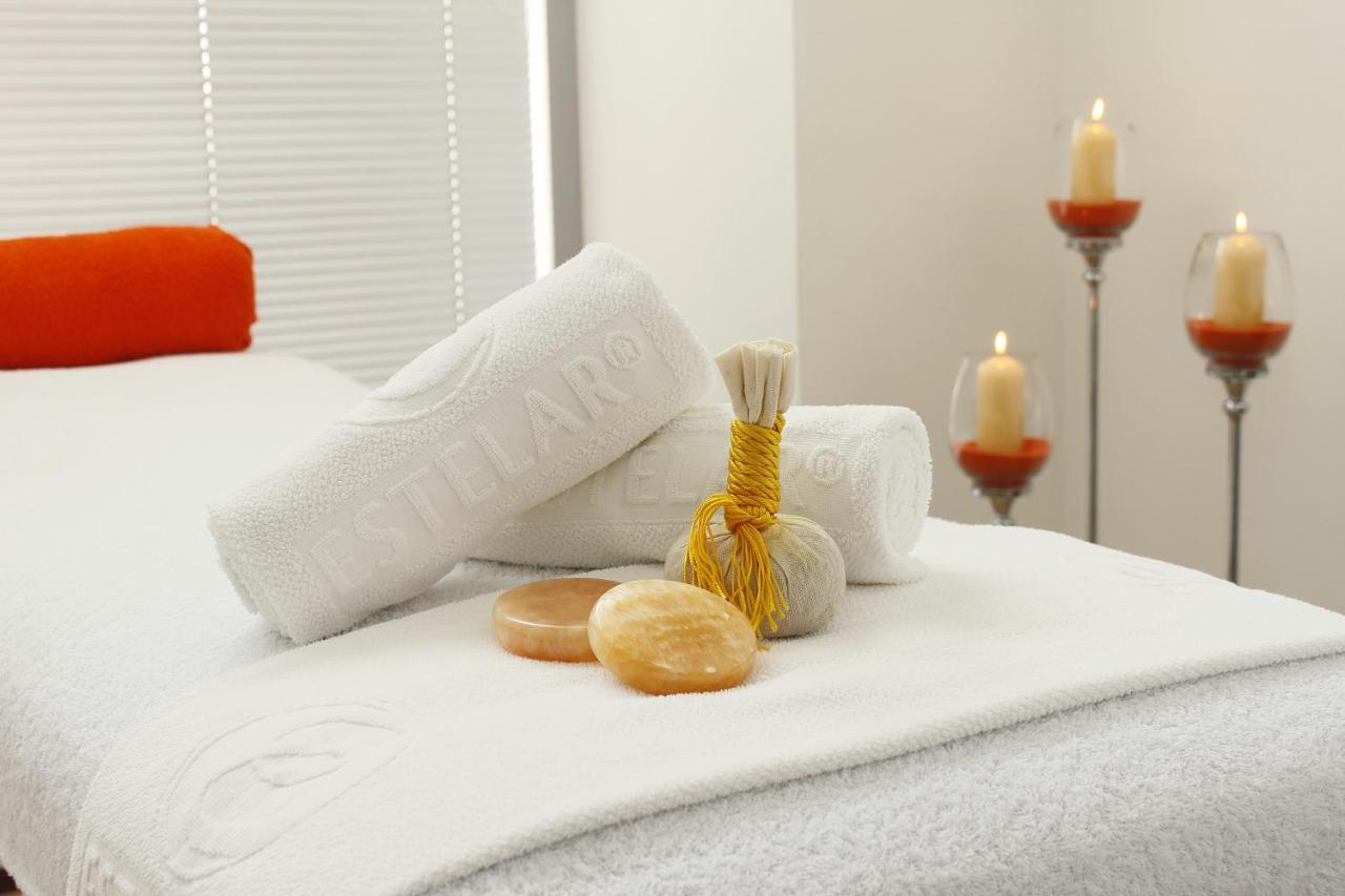 Estelar Alto Prado Barranquilla  Luaran gambar A massage table with towels and massage stones